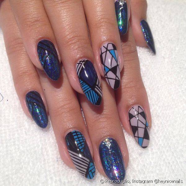 Os tons de azul intenso em nail art gráfica foram a opção para combinar com o outono